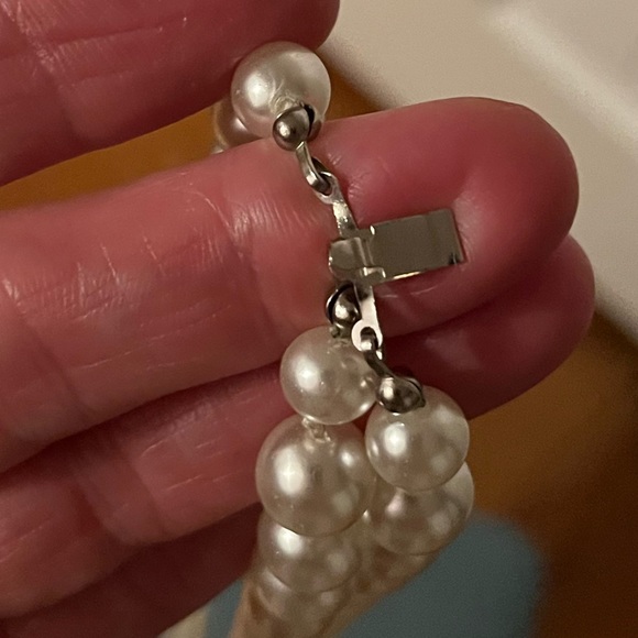 Vintage tri-strand faux pearl diamond-esque brooch clip closure. - Picture 6 of 7
